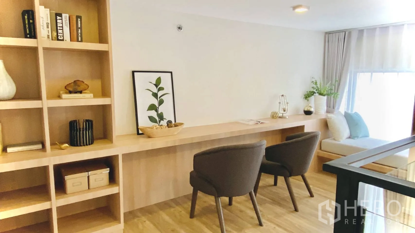 Condominium for rent or sale in Khlong Toei, Bangkok - Upper-level study area with long built-in desk, two chairs, and window seating.