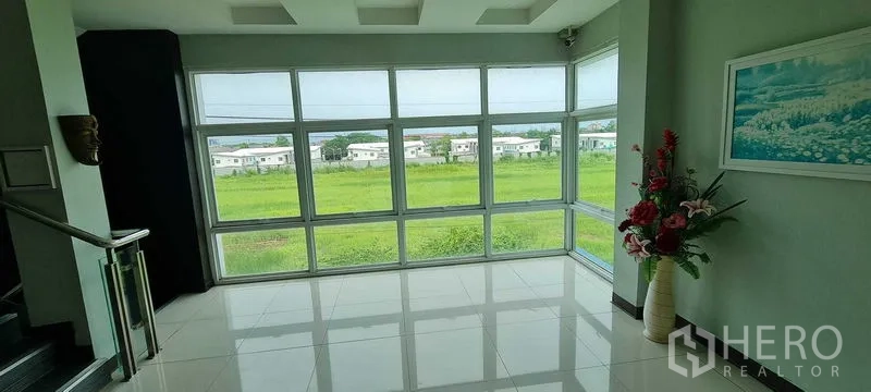 คลังสินค้า ให้เช่าหรือขายในBang Phli, Samut Prakan - ออฟฟิศผู้บริหาร โซฟาตัวใหญ่ ม่านบังแดด และโต๊ะทำงาน