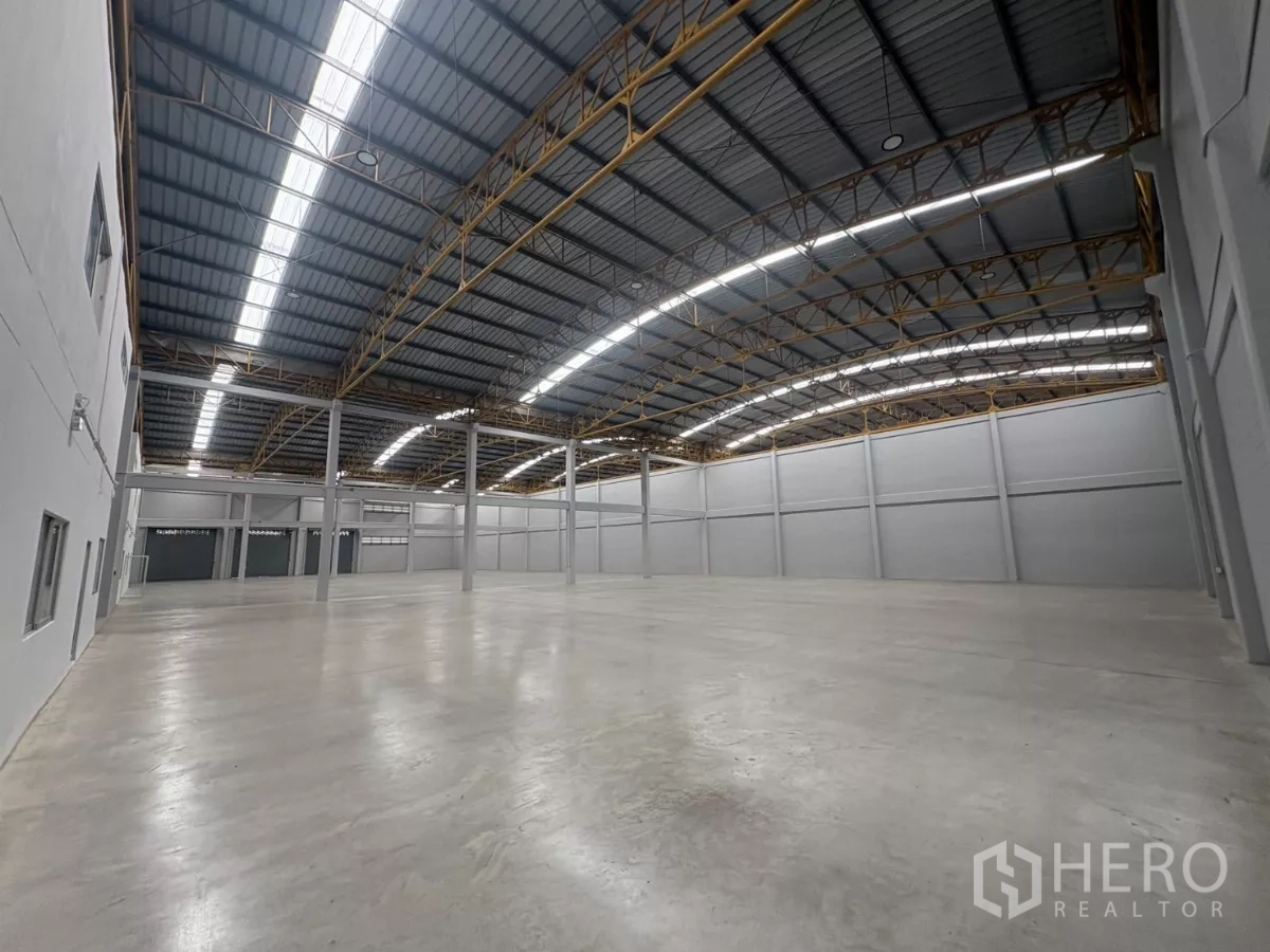Factory for rent in Bang Phli, Samut Prakan - Wide-span warehouse with insulated roofing and translucent skylight panels.