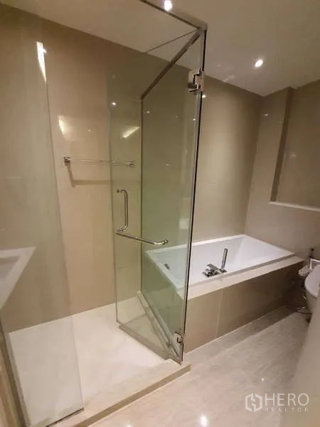คอนโด ขายในWatthana, Bangkok - ห้องน้ำที่สองมีตู้กระจกกั้นอาบน้ำแยก และอ่างอาบน้ำ