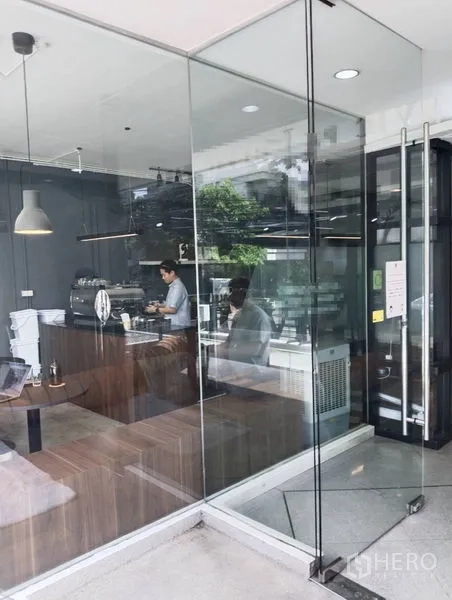 พื้นที่ขายปลีก ให้เช่าในWatthana, Bangkok - พื้นที่ร้านค้าหน้ากระจกสูง ภายในมีเคาน์เตอร์ไม้และไฟแขวนสไตล์โมเดิร์น