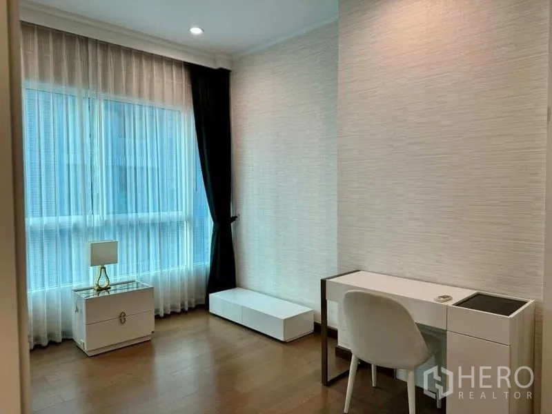 公寓 出售在Ratchathewi, Bangkok - 次卧/书房，设书桌、纱帘与木地板。