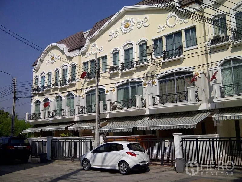 带办公室的家 出租或出售在Suan Luang, Bangkok - 三层欧式联排外立面，带小阳台与可上锁的前院车位。