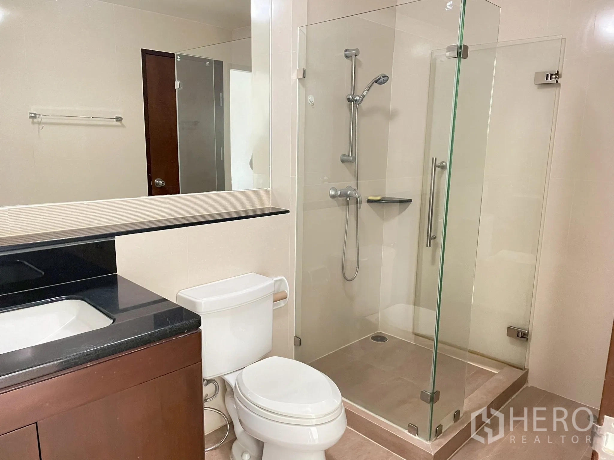 อพาร์ทเมนท์ for rent in Khlong Toei, Bangkok - ห้องน้ำมีตู้กระจกกั้นอาบน้ำ อ่างล้างหน้า และโถสุขภัณฑ์