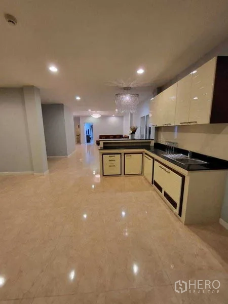 บ้าน ขาย - พื้นที่รับประทานอาหารและแพนทรี เคาน์เตอร์เงางามพร้อมโคมไฟ