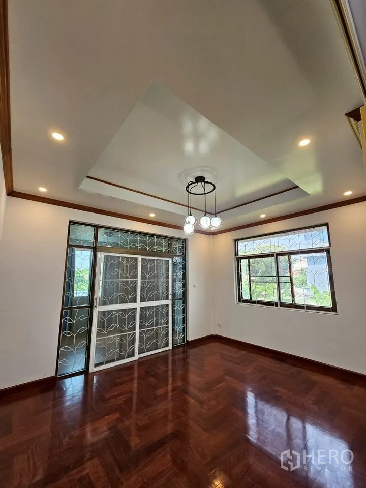 带办公室的家 for rent in Wang Thonglang, Bangkok - 带吊灯的房间，花纹护栏推拉门与木地板。