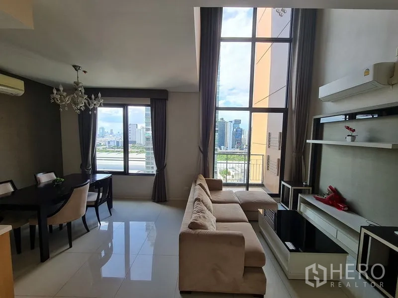 公寓 出售在Ratchathewi, Bangkok - 明亮客餐厅，超高玻璃墙与城市景观