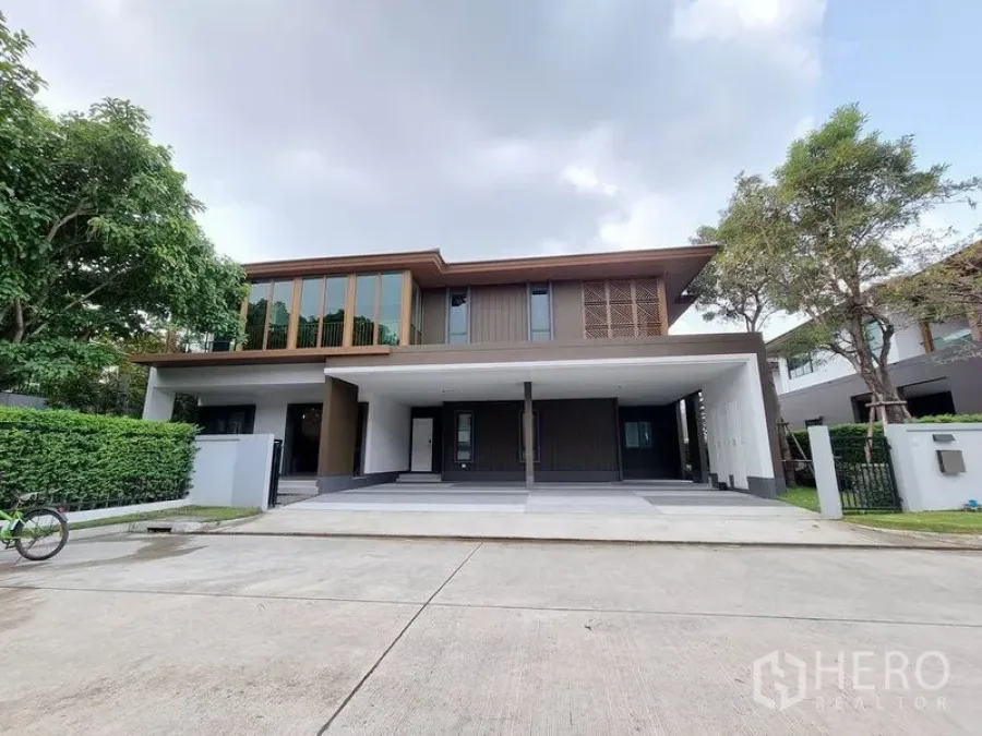 独立式住宅 出租在Prawet, Bangkok - 房屋正立面，宽敞有顶车道与停车区。