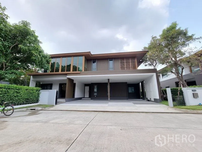 独立式住宅 出租在Prawet, Bangkok - 房屋正立面，宽敞有顶车道与停车区。