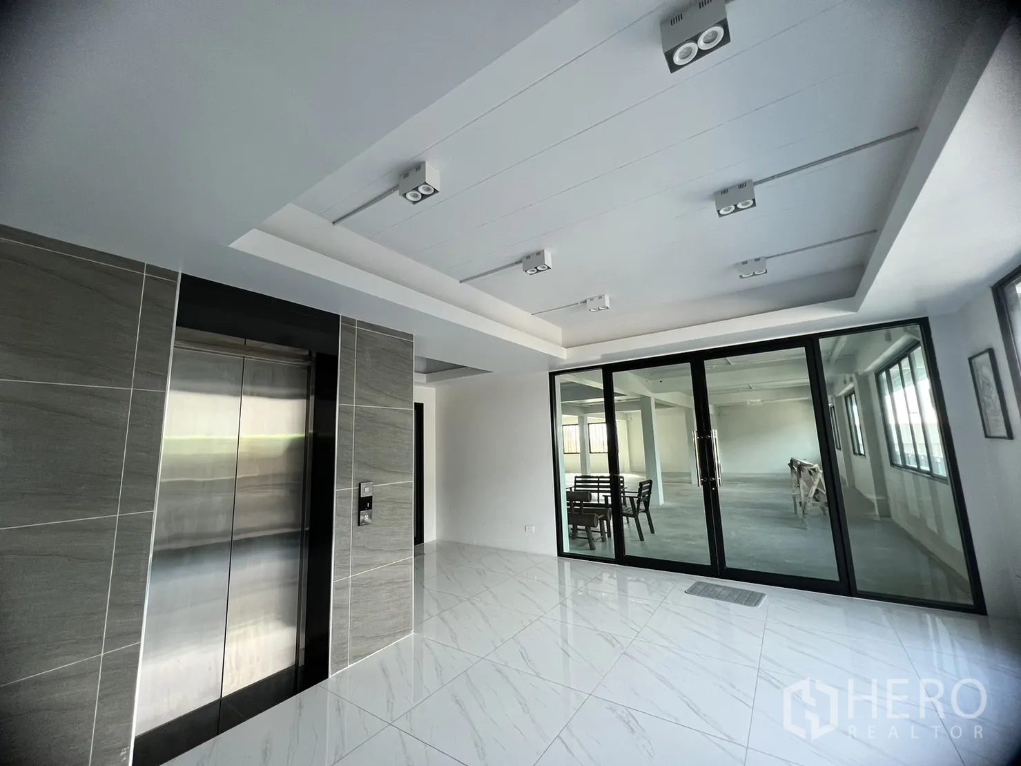 办公空间 出租在Lat Krabang, Bangkok - 电梯大堂，不锈钢电梯与通往办公室的玻璃门。