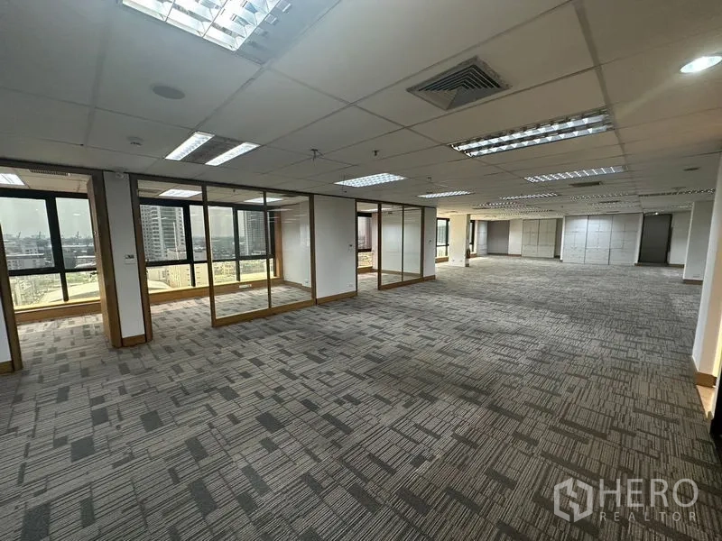 办公空间 出租在Khlong Toei, Bangkok - 开放式办公室，玻璃隔断与全景窗