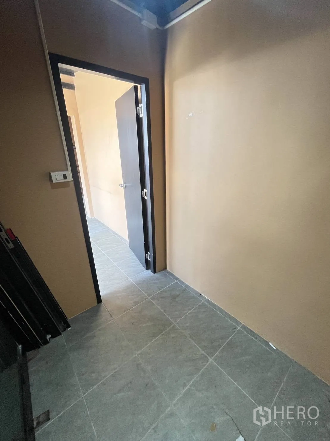 零售空间 for rent in Watthana, Bangkok - 狭窄走廊，设多扇门与灰色地砖。
