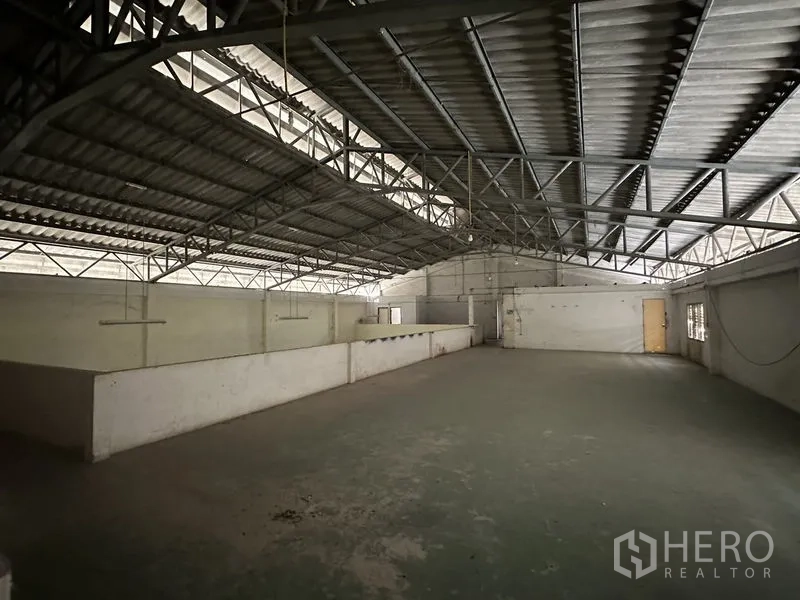 Factory for rent in Bang Bua Thong, Nonthaburi - Large upper-level storage platform under the metal roof.