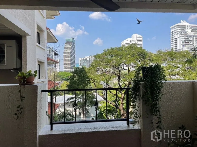 คอนโด ให้เช่าในWatthana, Bangkok - วิวจากระเบียงเห็นเรือนยอดไม้และสกายไลน์เอกมัย