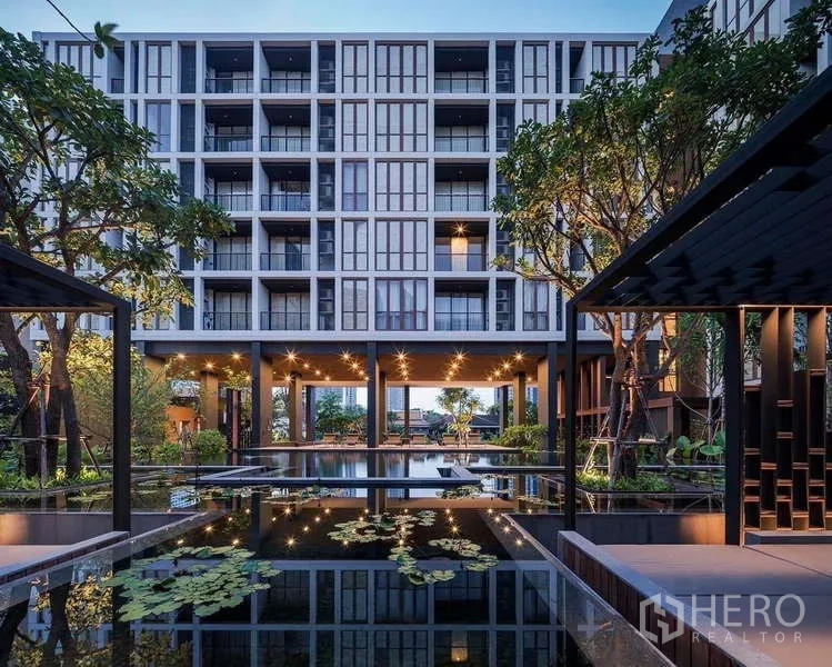 公寓 出租在Watthana, Bangkok - 中央庭院睡莲水景与公寓立面。