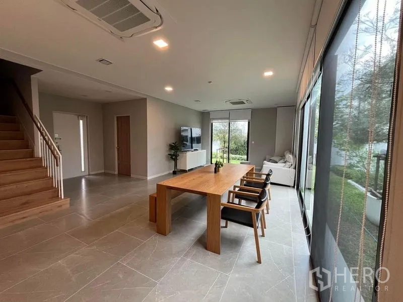 Detached House for rent or sale - Cozy living room with sofa and large TV, sliding door opening to the garden.