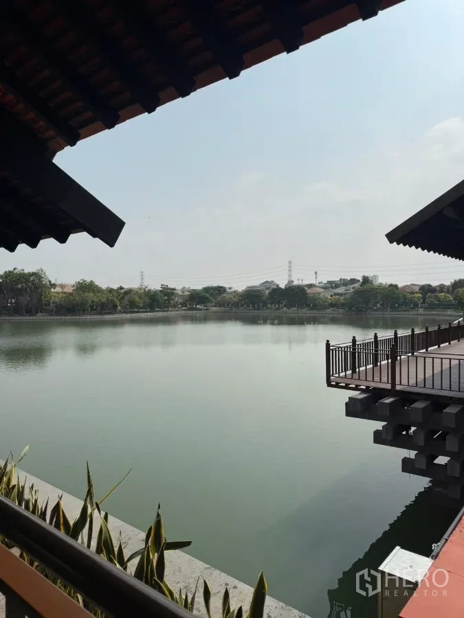 独立式住宅 出租或出售在Mueang Nonthaburi, Nonthaburi - 社区内湖景，设有栈道和栏杆，环境静谧。