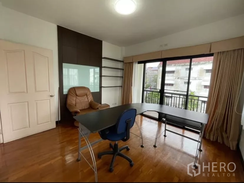 Detached House for rent in Chatuchak, Bangkok - Home office with shelving and balcony overlooking the neighborhood.