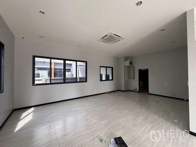 工厂 出租在Lam Luk Ka, Pathum Thani - 采光良好的办公室，双面窗、嵌入式空调与瓷砖地面