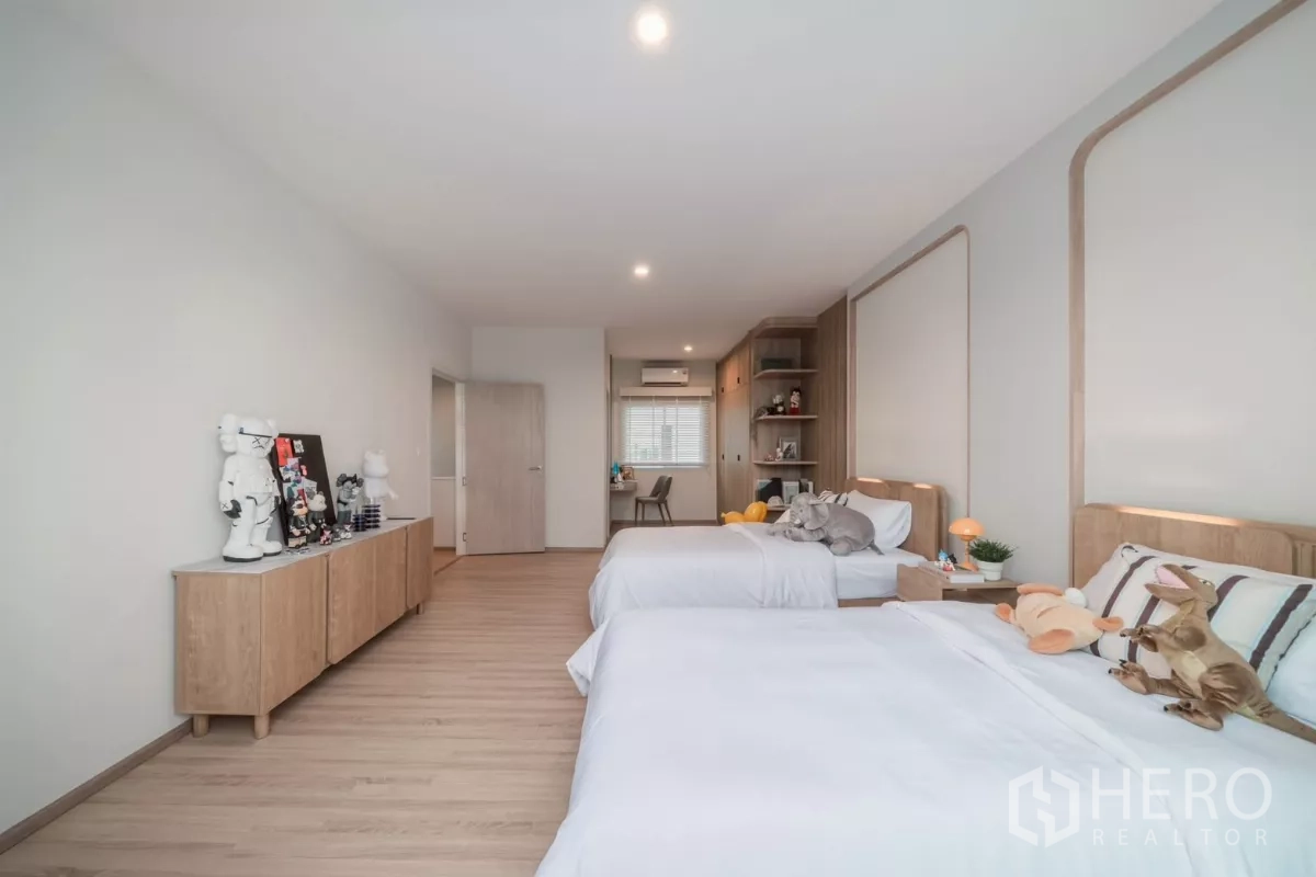 Detached House for rent in Saphan Sung, Bangkok - Twin bedroom view showing built‑in shelves and study nook.