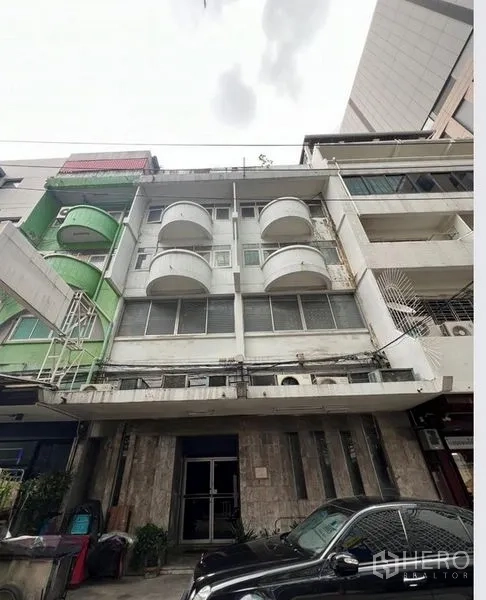 Shophouse for sale - Four-storey shophouse facade with rounded balconies in Silom, Bangkok.