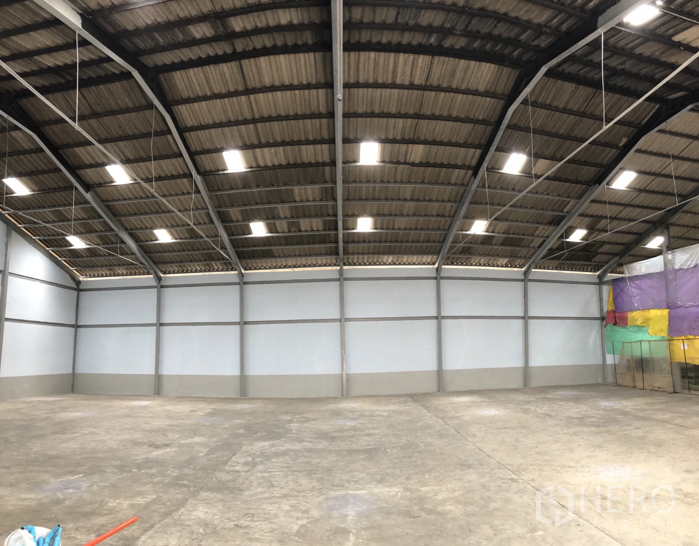 Factory for rent in Mueang Samut Prakan, Samut Prakan - Clear-span factory hall with high ceiling and smooth concrete flooring.