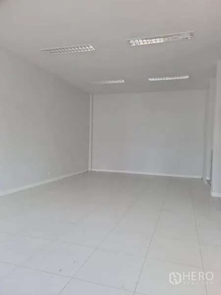工厂 出租或出售在Lam Luk Ka, Pathum Thani - 洁净白色房间，天花板荧光灯与瓷砖地面。