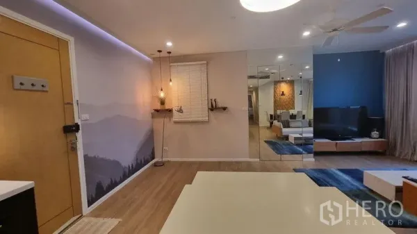 公寓 出租在Watthana, Bangkok - 开放式客厅，山景壁画、镜面墙、吊扇与电视柜。