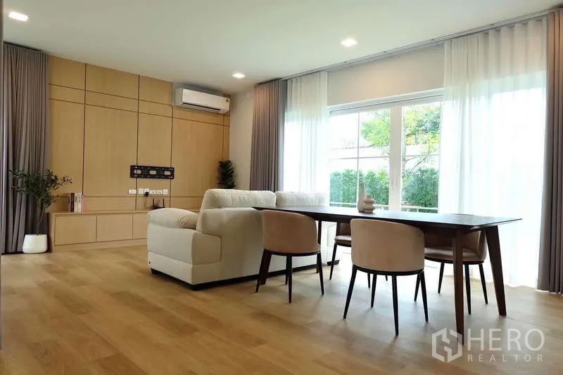 บ้าน ให้เช่าในBang Phli, Samut Prakan - พื้นที่รับแขกและทานอาหารแบบโอเพ่น โดยมีผ้าม่านและกระจกบานกว้าง