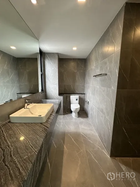 家庭办公室 for rent or sale in Suan Luang, Bangkok - 现代卫浴，长石质台面、台上盆与灰色瓷砖。