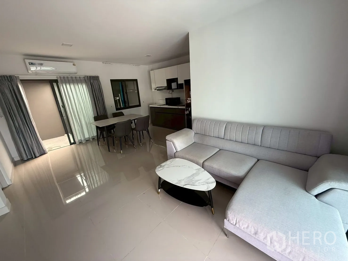 联排别墅 for rent in Bang Phli, Samut Prakan - 明亮客厅内的L型沙发与大理石纹茶几。