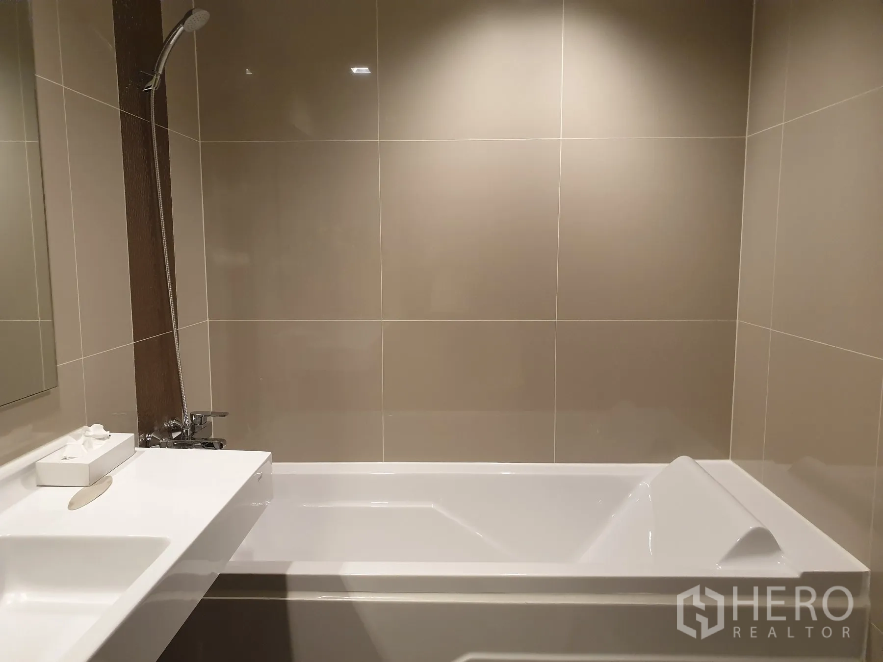 公寓 for rent in Phra Khanong, Bangkok - 现代卫浴配浴缸、手持花洒与瓷砖墙面。