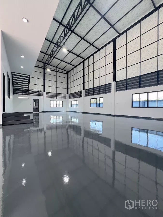 货栈 出售在Lam Luk Ka, Pathum Thani - 宽敞仓储空间，保温屋顶、高窗与亮面环氧地坪。