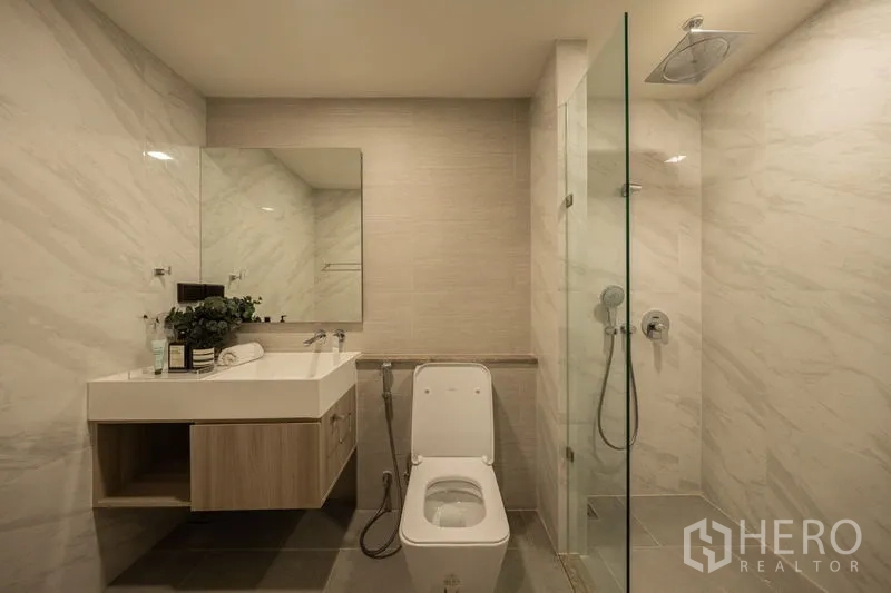คอนโด ให้เช่าในWatthana, Bangkok - ห้องน้ำโมเดิร์น ฝักบัวเรนชาวเวอร์ กั้นกระจก อ่างล้างหน้าและโถสุขภัณฑ์