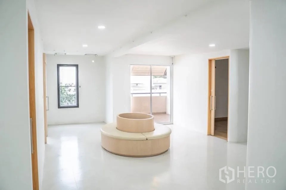 家庭办公室 for rent in Prawet, Bangkok - 公共楼层中庭，圆形座椅并通往阳台与各房间。
