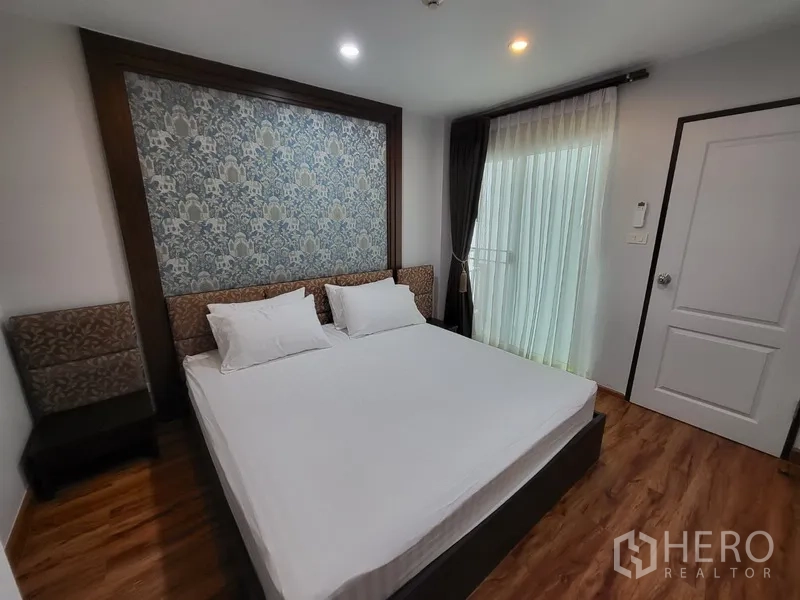 คอนโด ให้เช่าในPhra Khanong, Bangkok - ห้องนอนที่สองเตียงขนาดใหญ่ หน้าต่างสูงจรดเพดานและผ้าม่านโปร่ง
