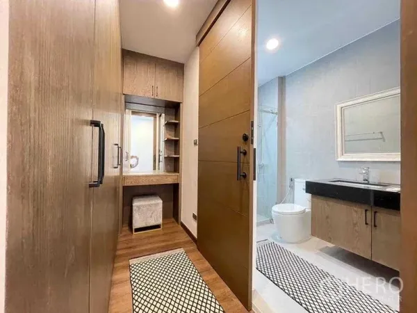 独立式住宅 出租在Bang Rak, Bangkok - 步入式衣帽间带梳妆台，通向带淋浴的现代卫浴
