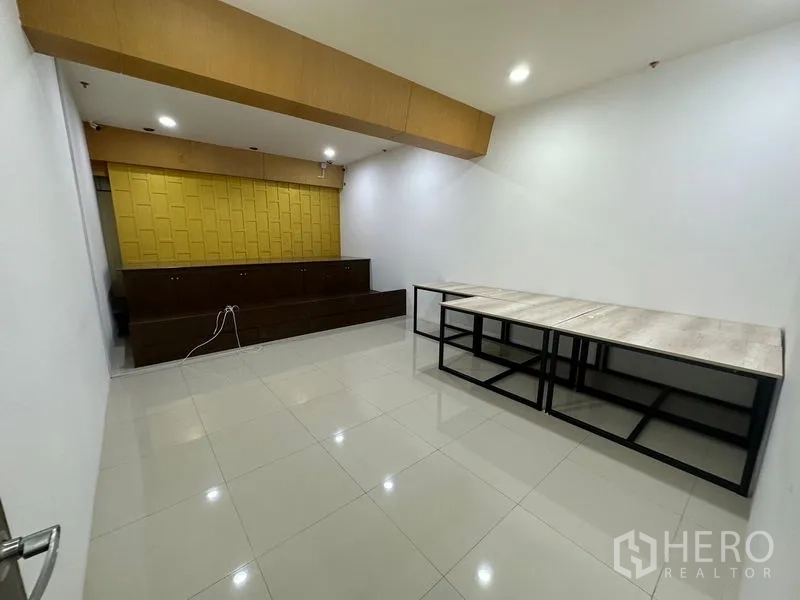 สำนักงาน ให้เช่าในSuan Luang, Bangkok - ห้องเทรนนิ่งหรือพรีเซนเทชัน พร้อมที่นั่งยกพื้นและตู้บิลต์อิน