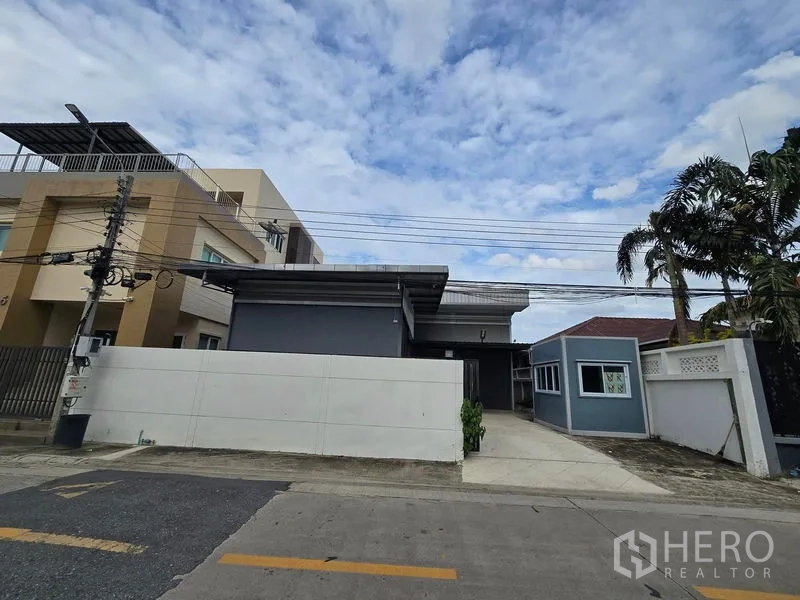货栈 出租在Don Mueang, Bangkok - 从街道看到的仓库与办公建筑正立面。