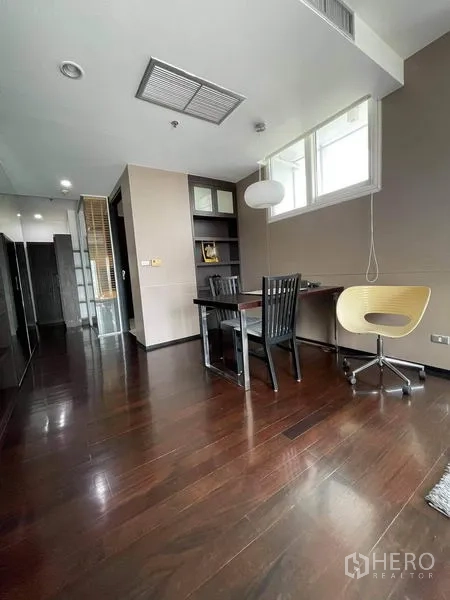 公寓 出租或出售在Watthana, Bangkok - 带窗工作角，书桌与现代椅，深色木地板