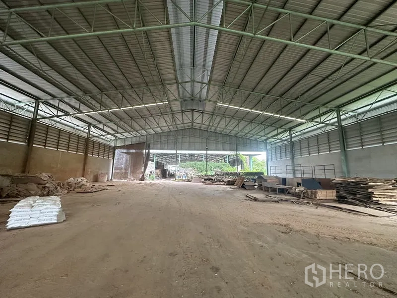 โรงงาน ขายในBang Bua Thong, Nonthaburi - ฮอลล์โรงงานช่วงกว้าง มีพื้นที่เก็บของ และด้านท้ายเปิดสำหรับขนถ่าย
