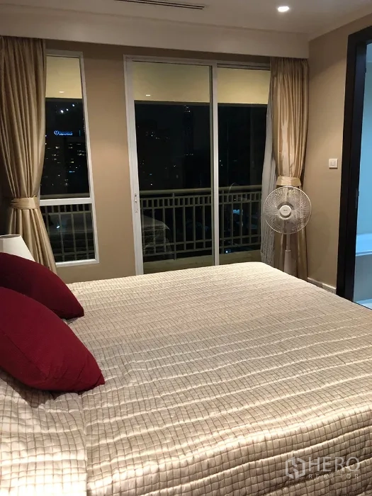 คอนโด ให้เช่าในWatthana, Bangkok - ห้องนอนหลักเตียงใหญ่ หน้าต่างเต็มบานและระเบียงชมวิวเมือง