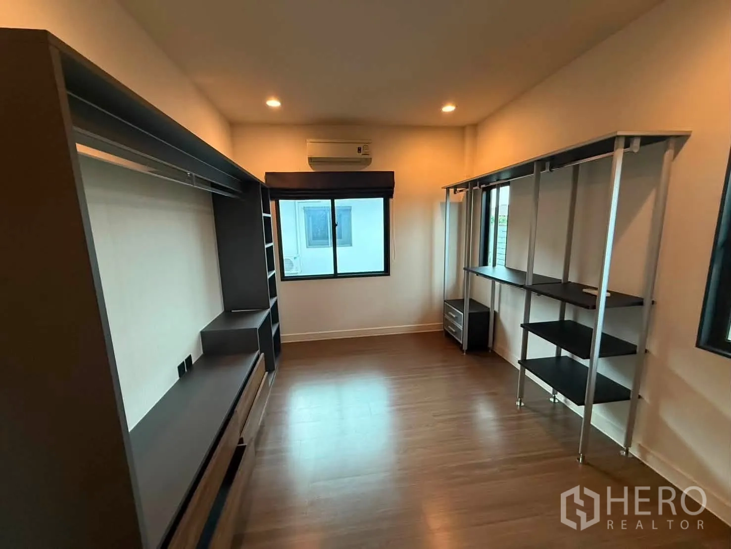Detached House for rent in Bang Kapi, Bangkok - Long dressing room with open racks on both sides and recessed lights.