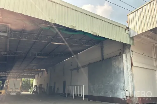 คลังสินค้า ให้เช่าในLat Krabang, Bangkok - ลานโหลดสินค้ามีหลังคา โครงเหล็กสูง รถบรรทุกเข้าออกสะดวก ที่โกดังย่านลาดกระบัง