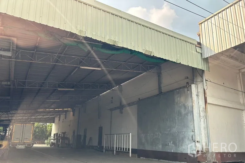 货栈 出租在Lat Krabang, Bangkok - 叻甲挽仓库的有顶装卸区，金属高屋顶，卡车通行宽敞。