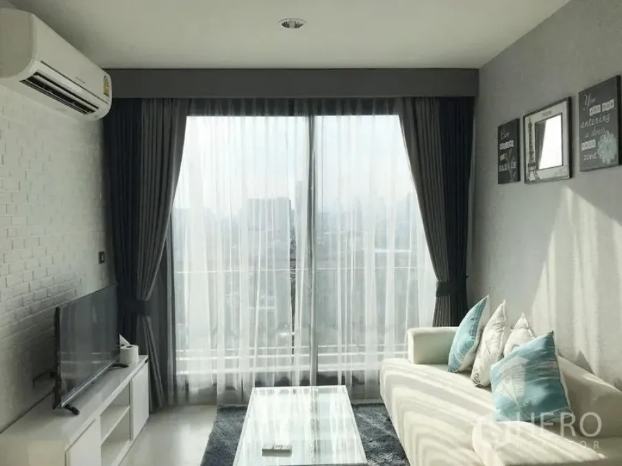 公寓 出租在Khlong Toei, Bangkok - 客厅落地窗与纱帘，引入充足自然光与城市景观。