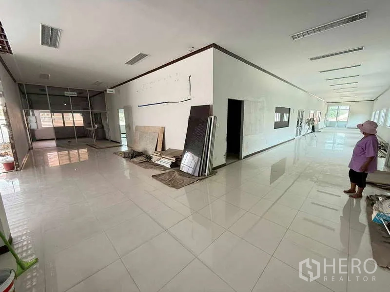คลังสินค้า ให้เช่าในMueang Samut Prakan, Samut Prakan - พื้นที่ทำงานยาวกำลังปรับปรุง ปูกระเบื้องสีขาวและมีหน้าต่าง
