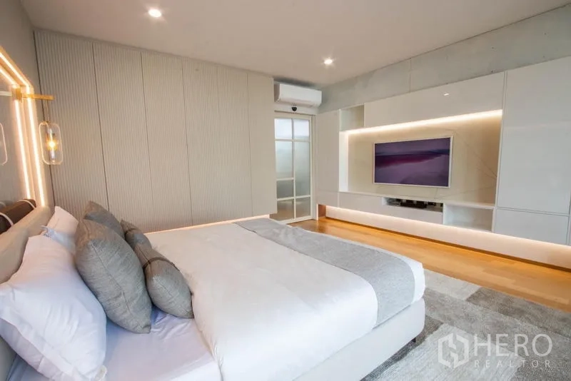 บ้าน ขายในSaphan Sung, Bangkok - ห้องนอนใหญ่ เตียงคิง ไม้พื้น และตู้ทีวีแบบบิวท์อินไฟส่องสว่าง