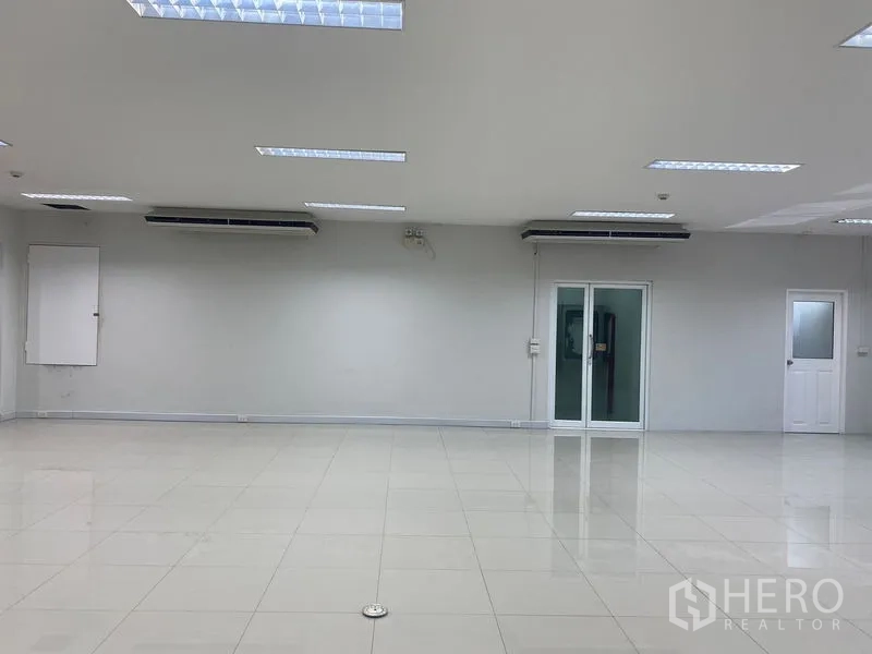 办公空间 出租在Bang Na, Bangkok - 带双扇玻璃门的办公室，天花式空调与地面线槽。