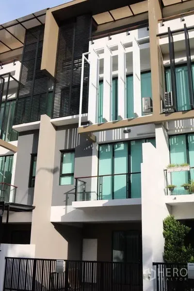 联排别墅 出租在Khlong Toei, Bangkok - 现代三层联排外立面，设玻璃阳台与竖向遮阳板。